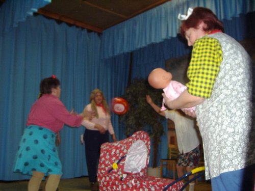 Hraje celá dědina aneb S veselou myslí na nesmysly. - 18.3.2006